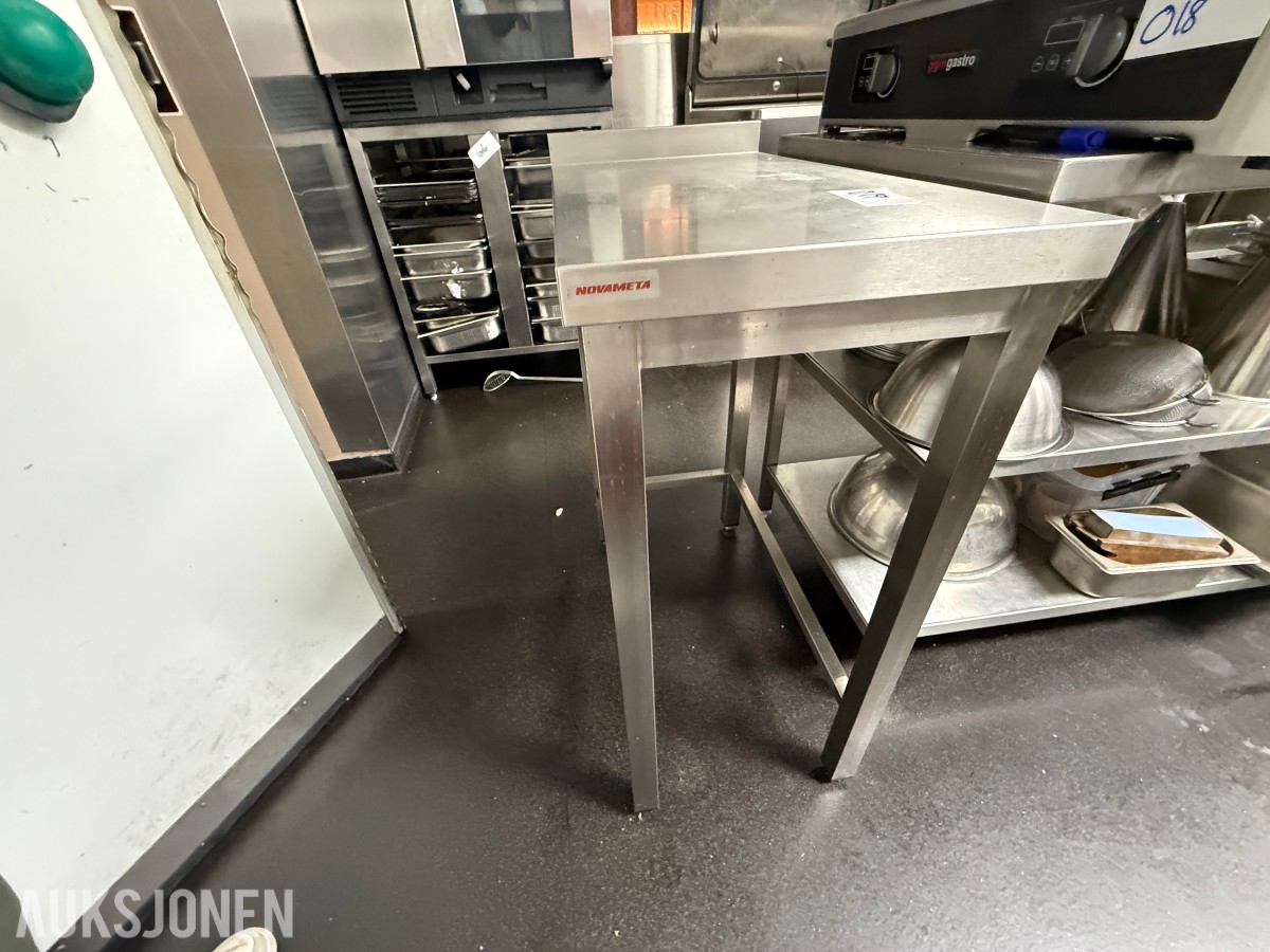 Arbeidsbord i rustfritt stål – storkjøkken