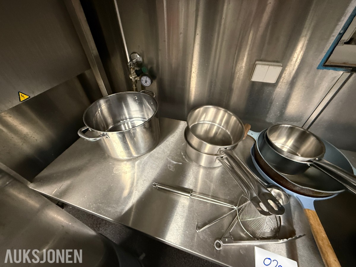 Parti med stekepanner, kjeler og kjøkkenredskap