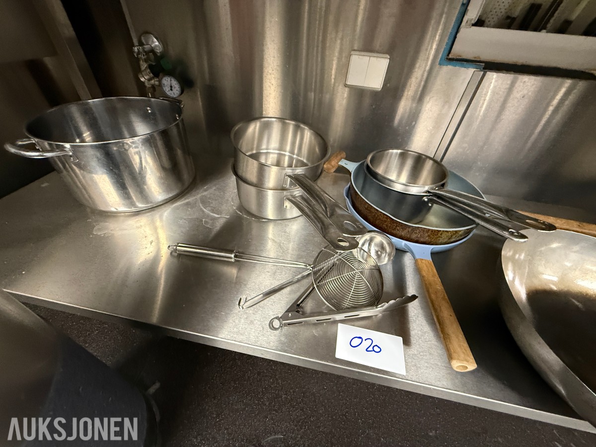 Parti med stekepanner, kjeler og kjøkkenredskap