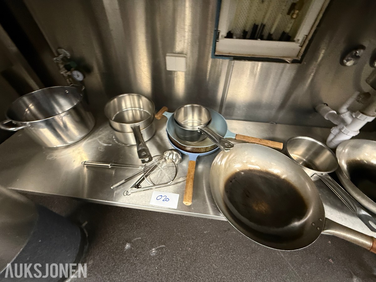 Parti med stekepanner, kjeler og kjøkkenredskap