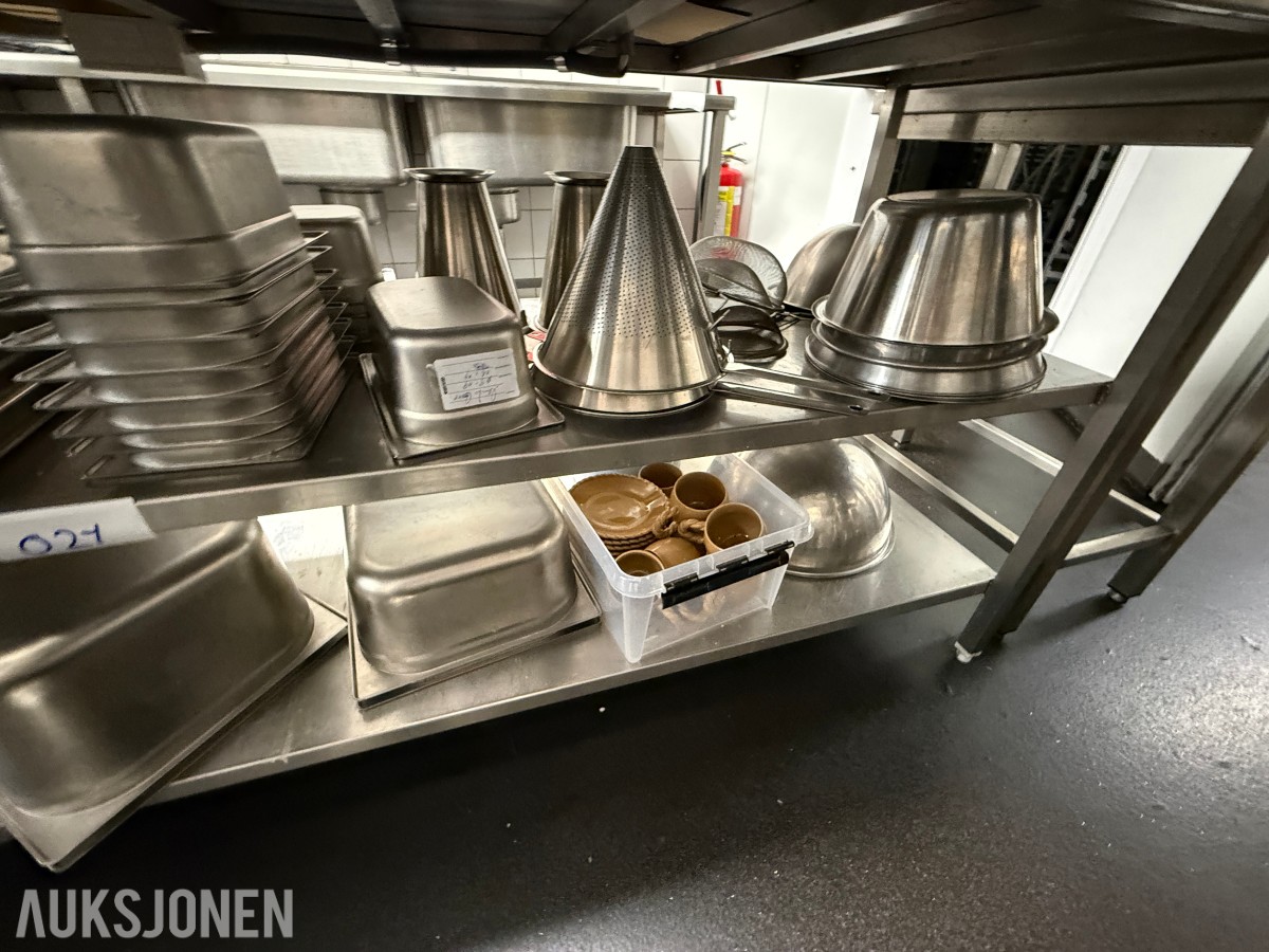 Stort parti GN-bakker og beholdere i rustfritt stål
