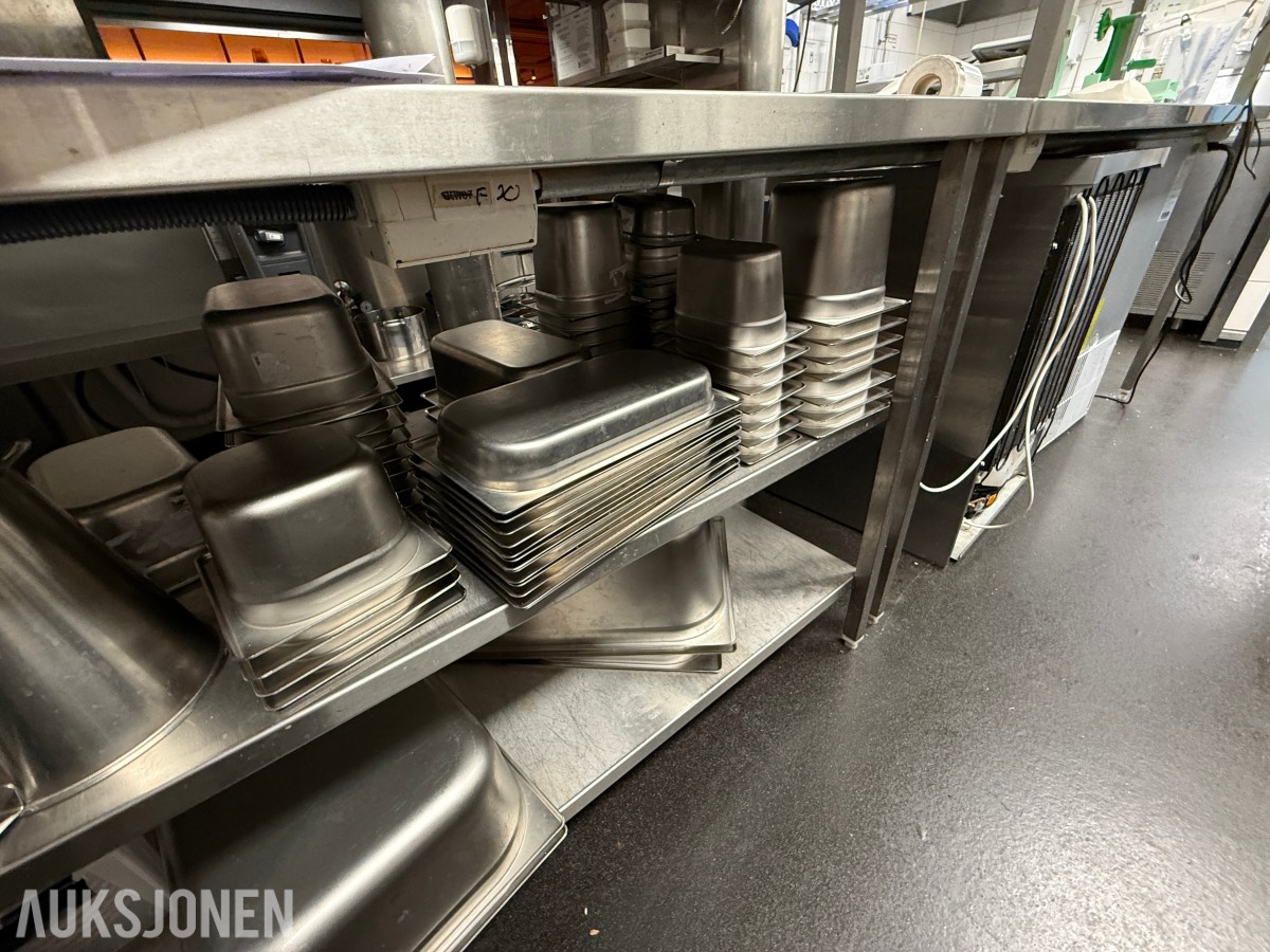 Stort parti GN-bakker og beholdere i rustfritt stål