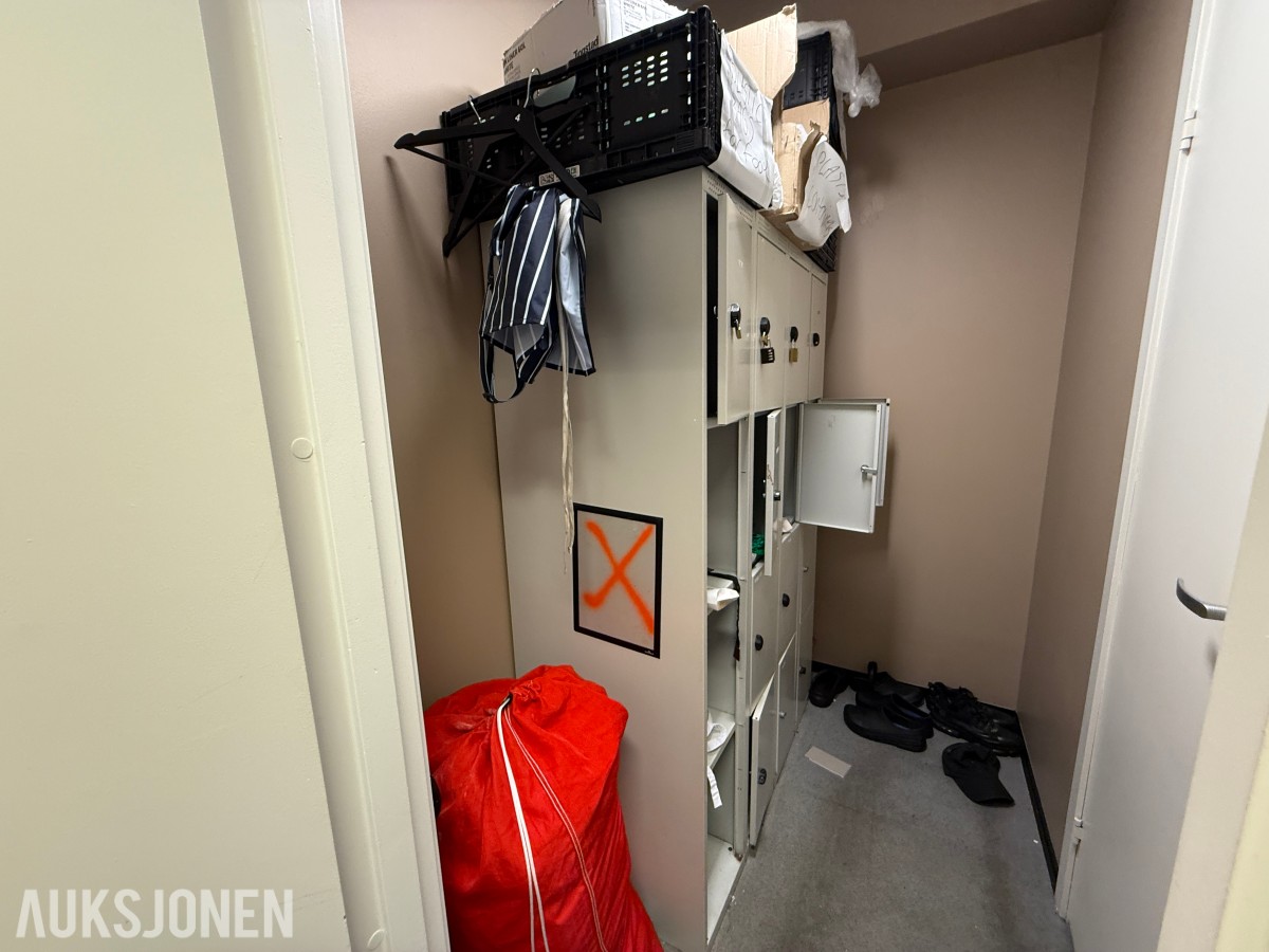 Garderobeskap / oppbevaringsskap i metall – flere rom