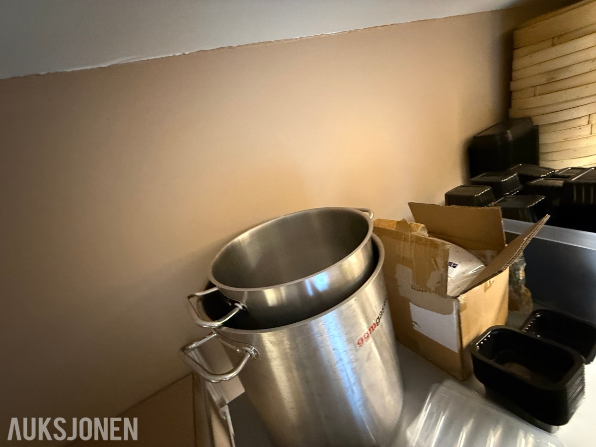 Parti med lagerreoler og kjøkkenutstyr – restaurant/storkjøkken
