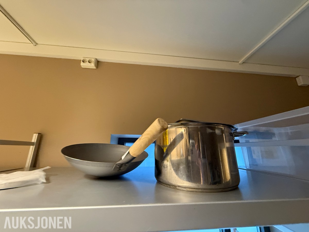 Parti med lagerreoler og kjøkkenutstyr – restaurant/storkjøkken