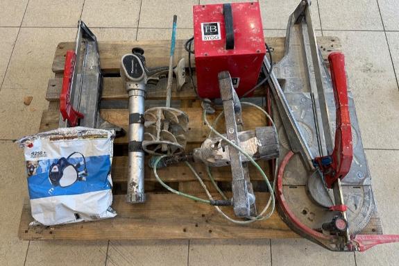 Montolit fliskutter, Eibenstock blandemaskin, Panasonic fugemassepistol og varmevifte
