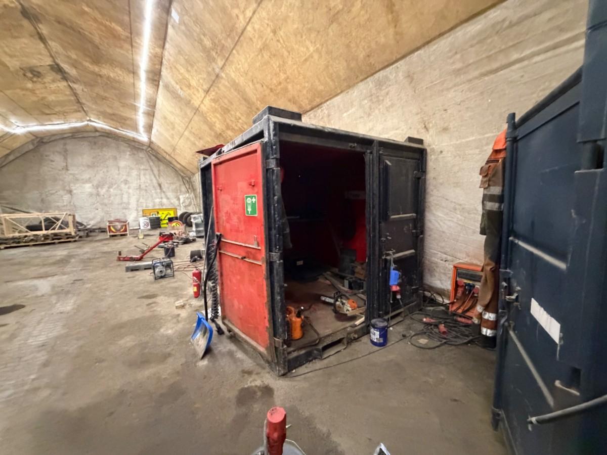 Utstyrscontainer med innhold