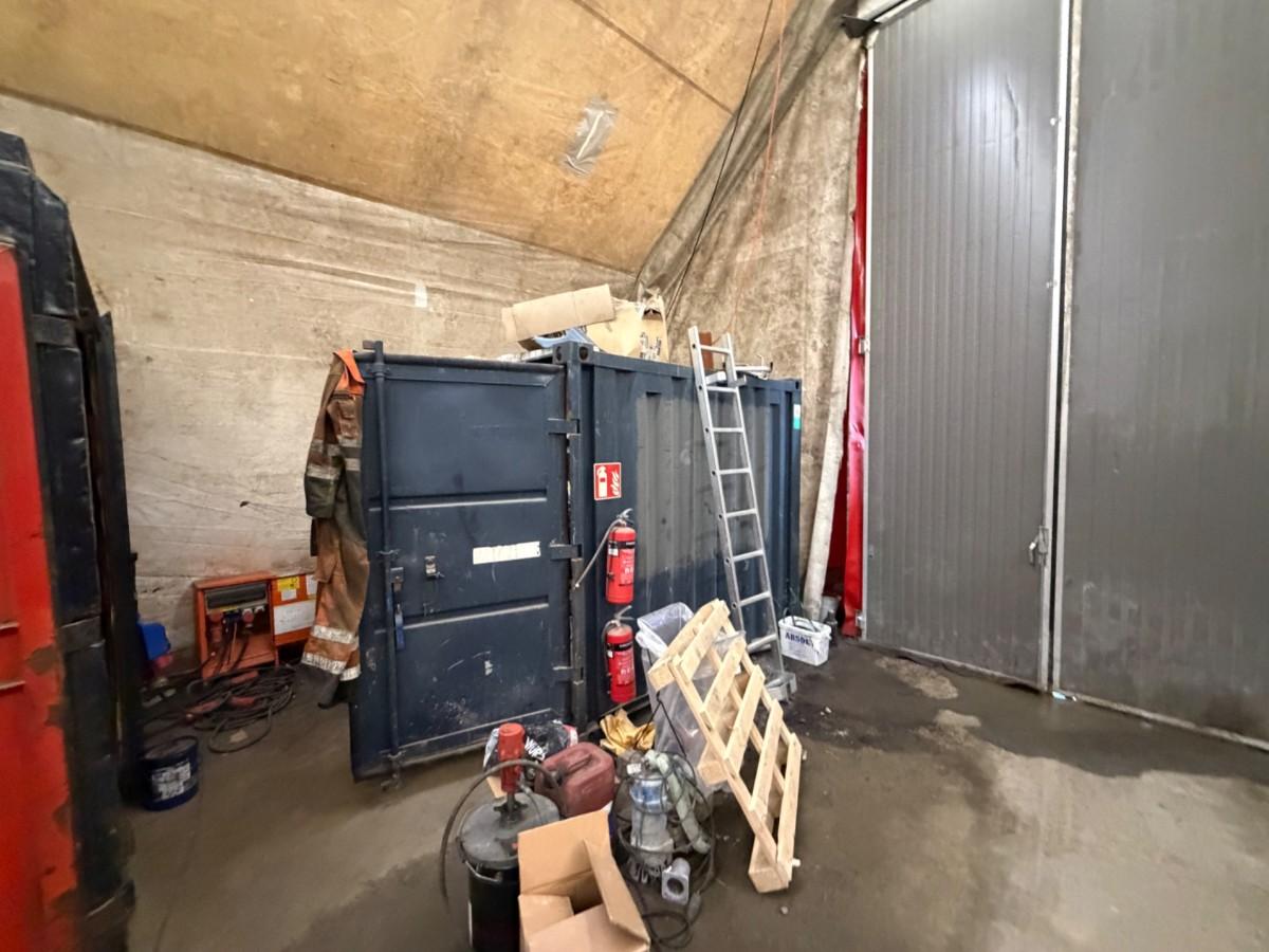Verkstedcontainer med innhold