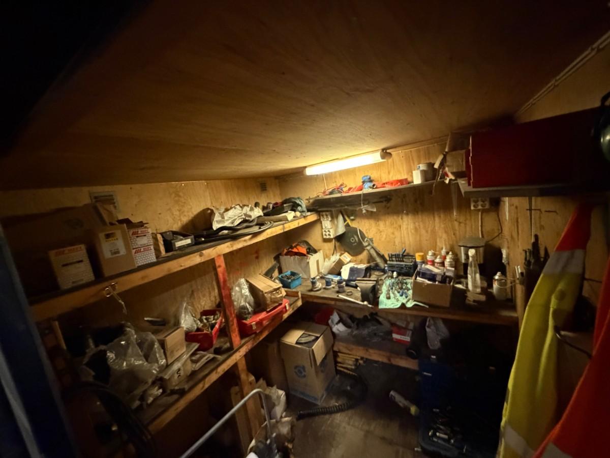 Verkstedcontainer med innhold