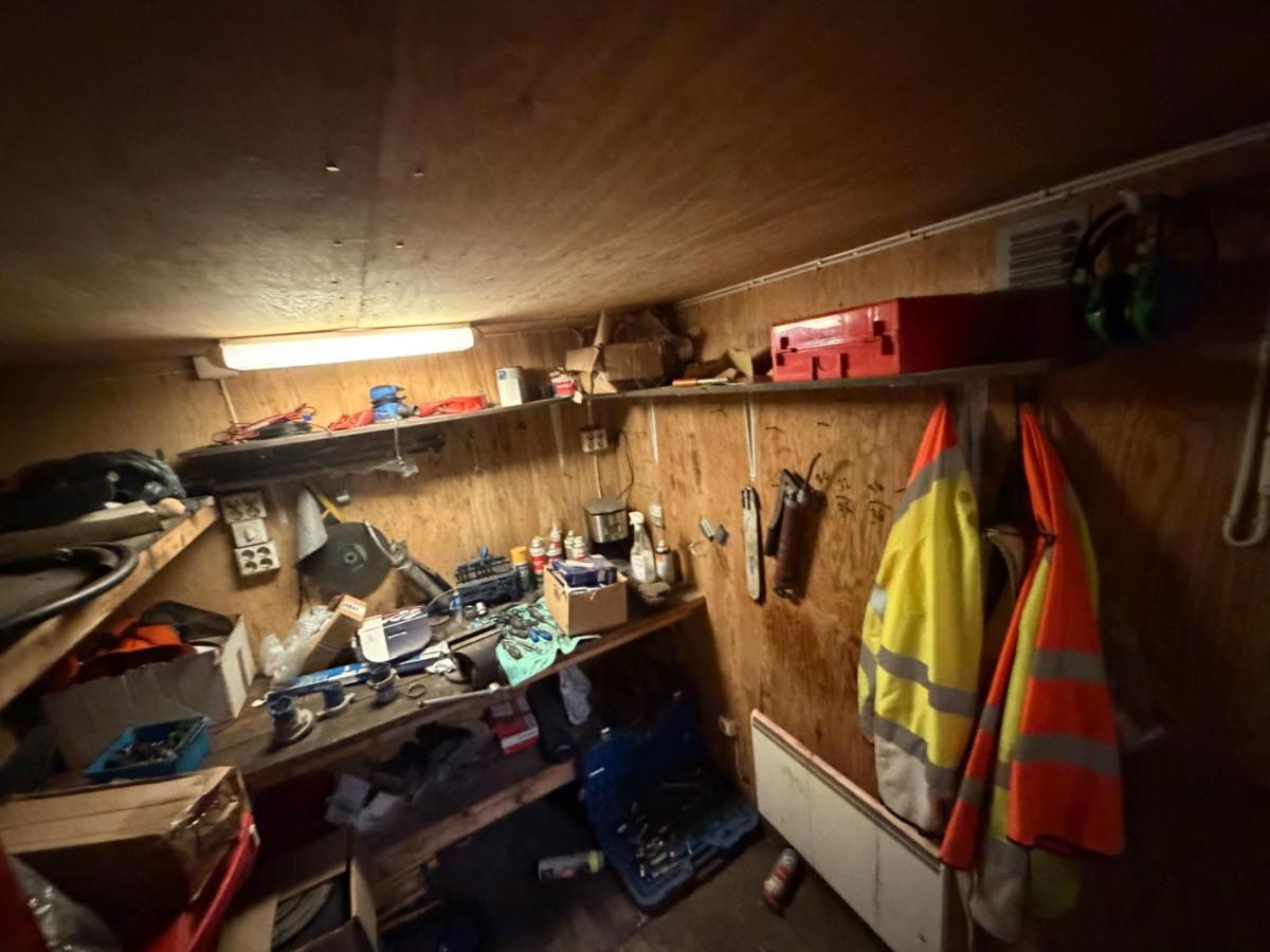 Verkstedcontainer med innhold