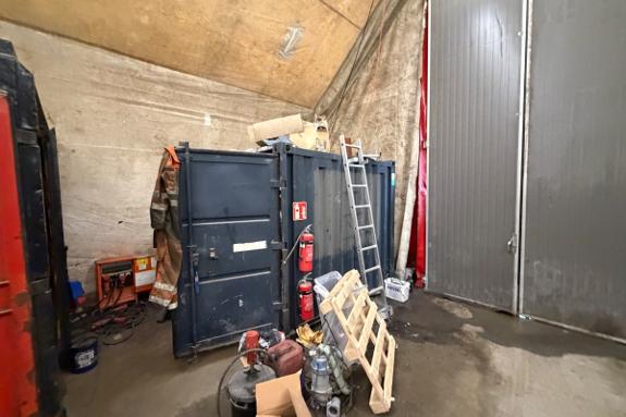 Verkstedcontainer med innhold