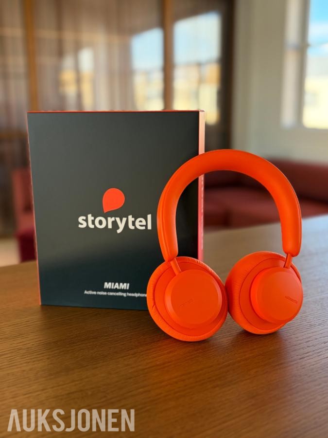 Rosa sløyfe: Årsabonnement på Storytel med hodetelefoner