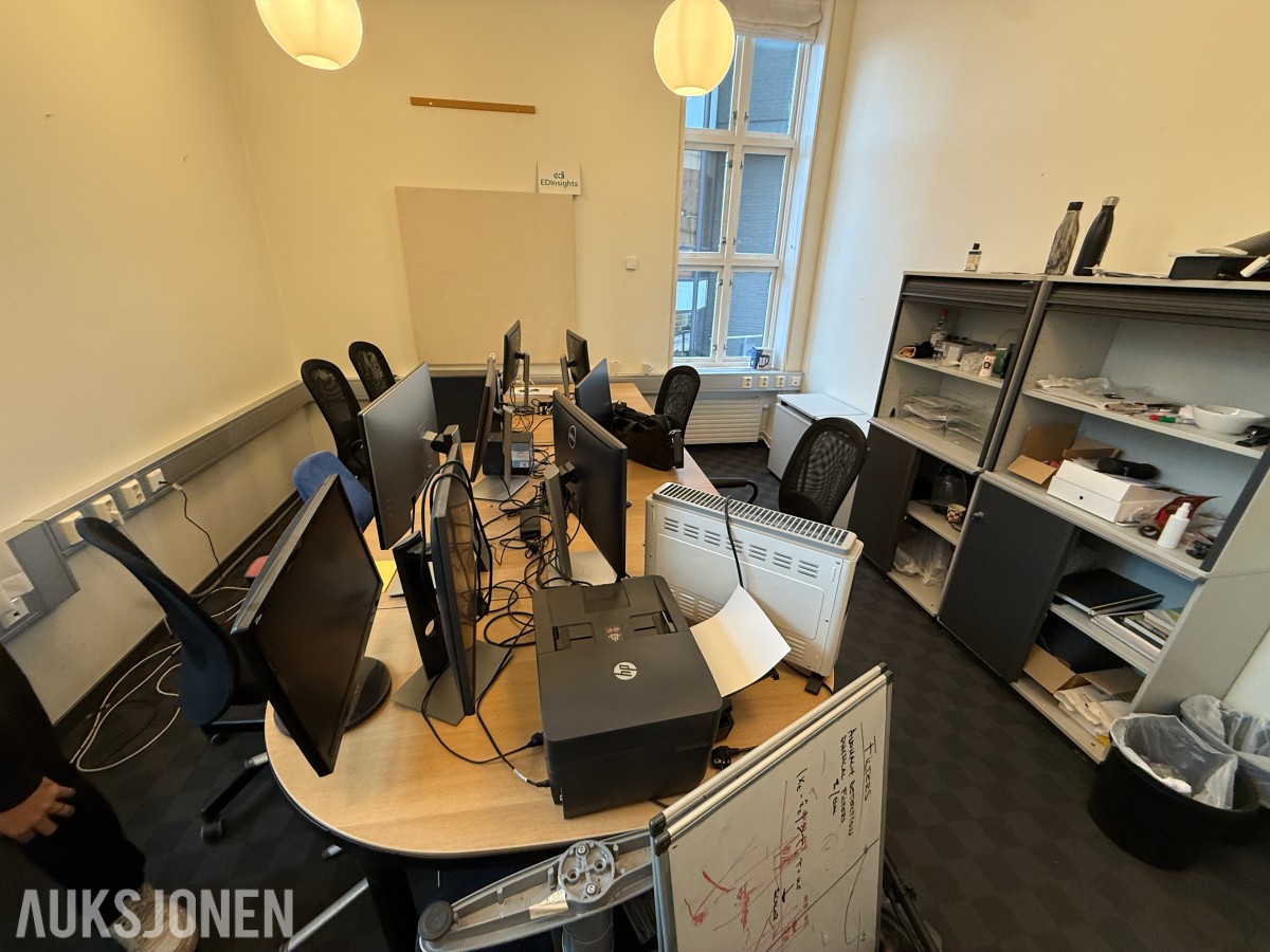 Kontorinnredning med Dell-skjermer, kontorstoler og diverse IT-utstyr
