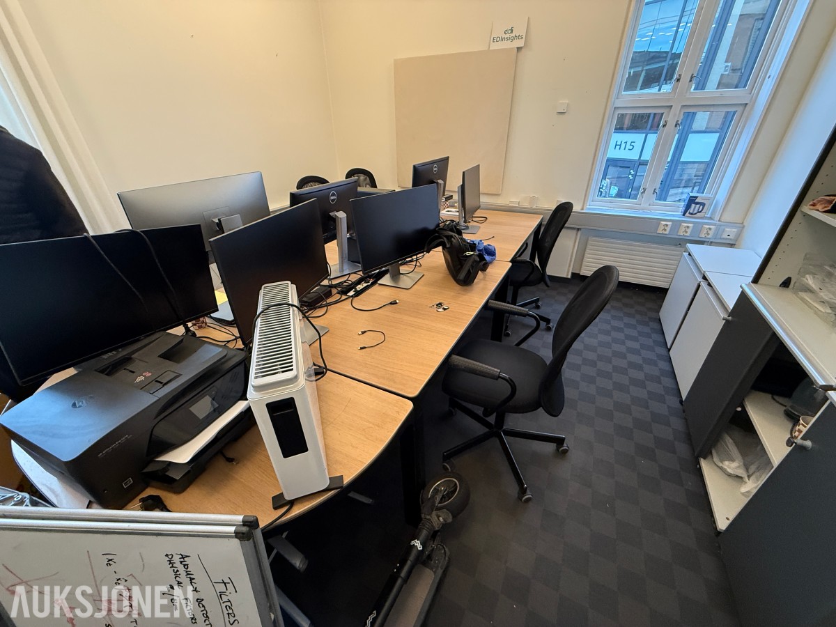 Kontorinnredning med Dell-skjermer, kontorstoler og diverse IT-utstyr