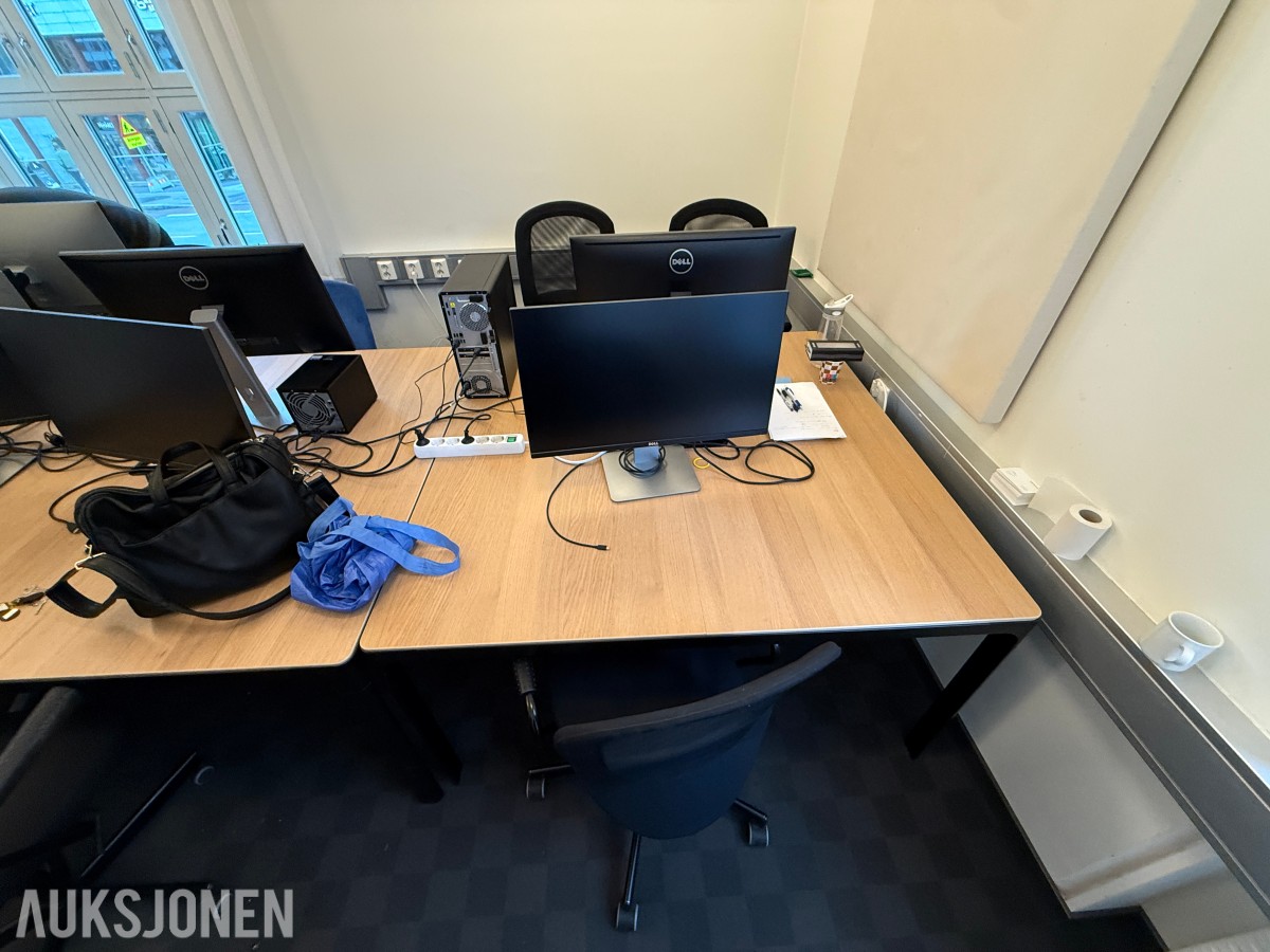 Kontorinnredning med Dell-skjermer, kontorstoler og diverse IT-utstyr