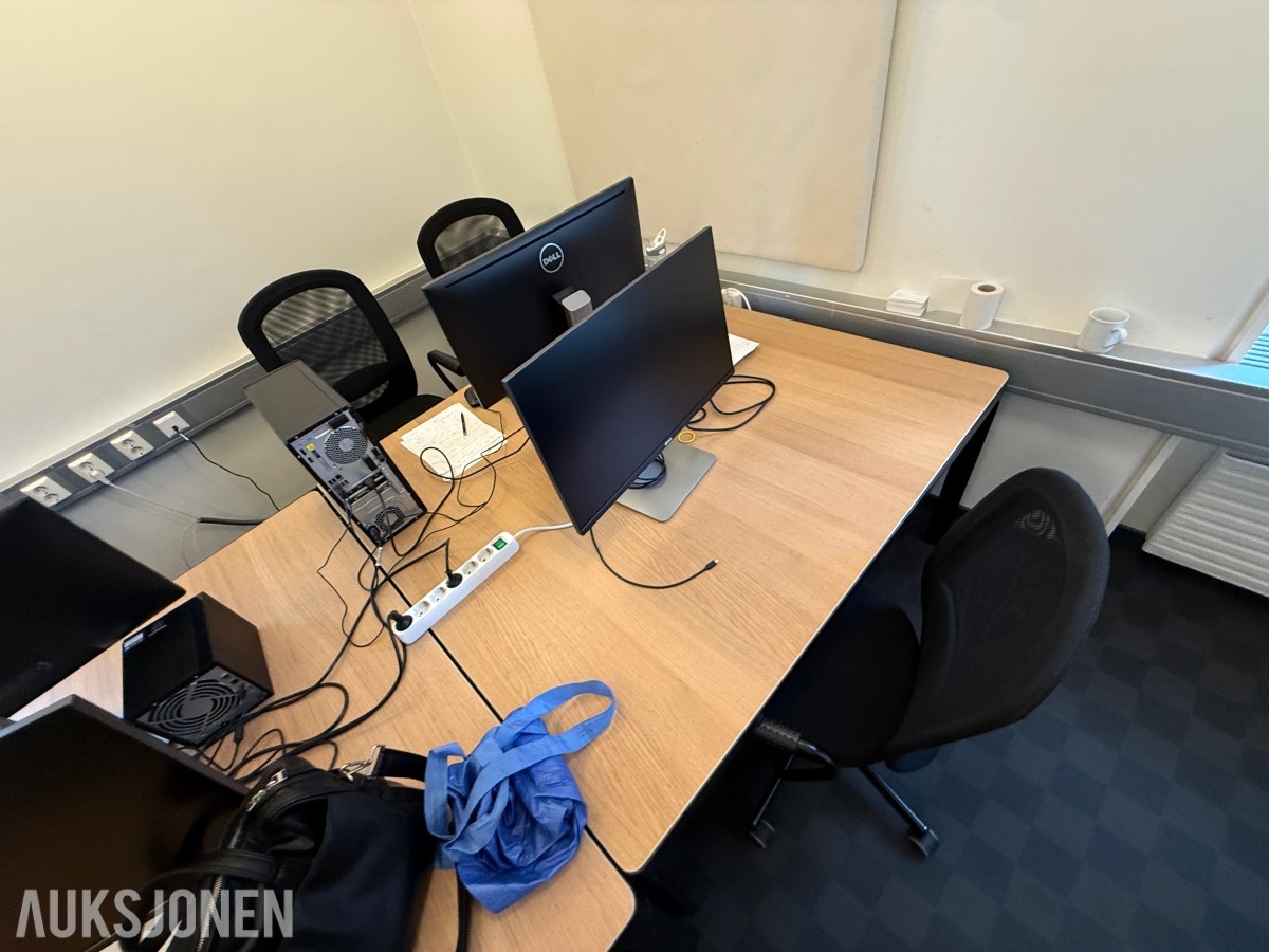 Kontorinnredning med Dell-skjermer, kontorstoler og diverse IT-utstyr