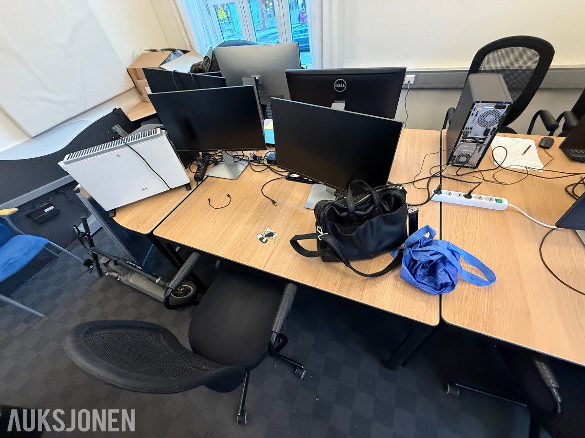 Kontorinnredning med Dell-skjermer, kontorstoler og diverse IT-utstyr