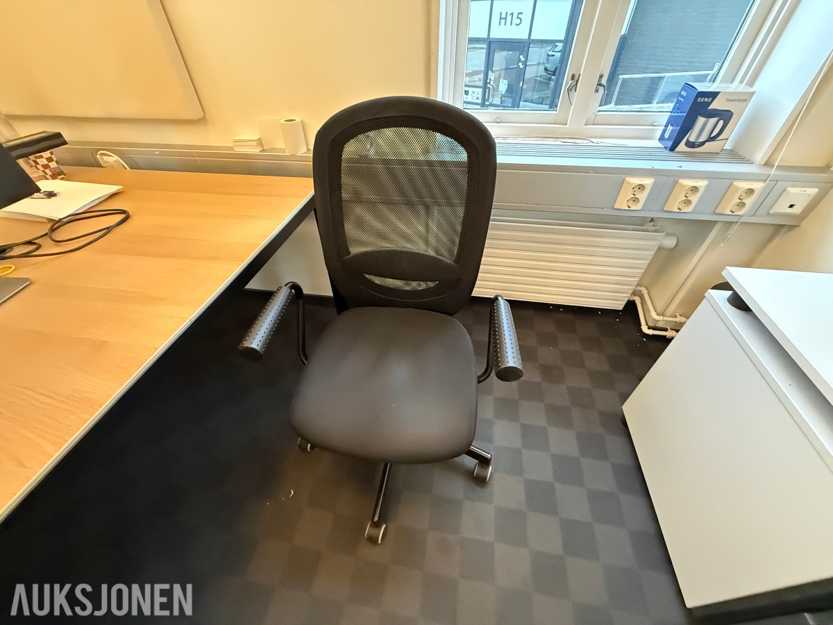 Kontorinnredning med Dell-skjermer, kontorstoler og diverse IT-utstyr