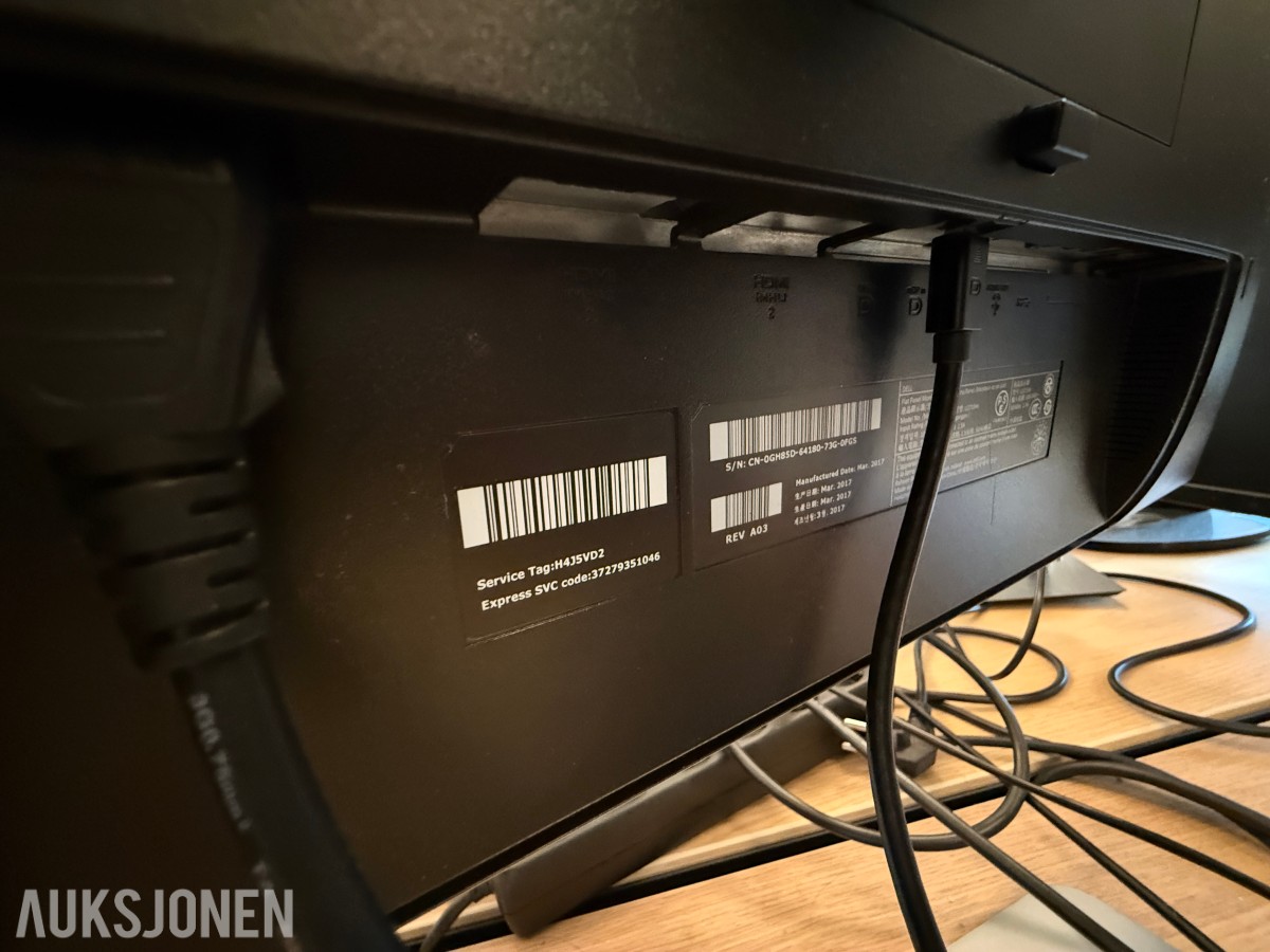 Kontorinnredning med Dell-skjermer, kontorstoler og diverse IT-utstyr