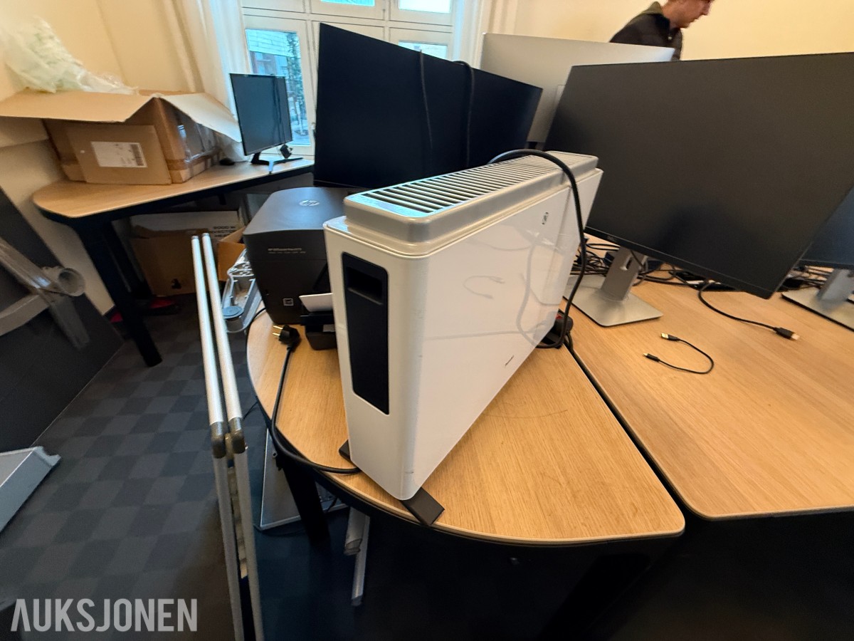 Kontorinnredning med Dell-skjermer, kontorstoler og diverse IT-utstyr