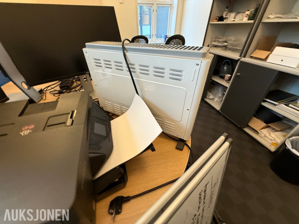 Kontorinnredning med Dell-skjermer, kontorstoler og diverse IT-utstyr