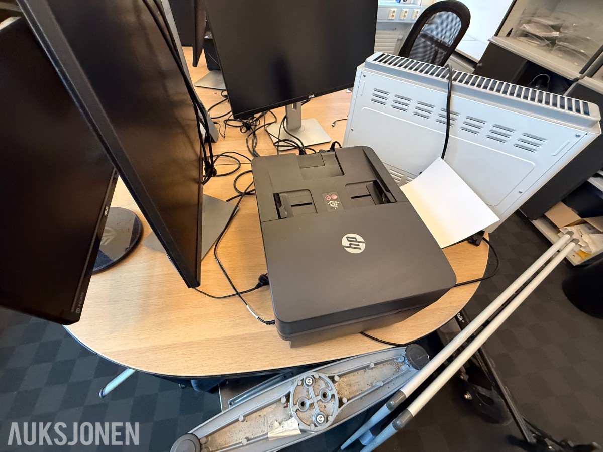 Kontorinnredning med Dell-skjermer, kontorstoler og diverse IT-utstyr