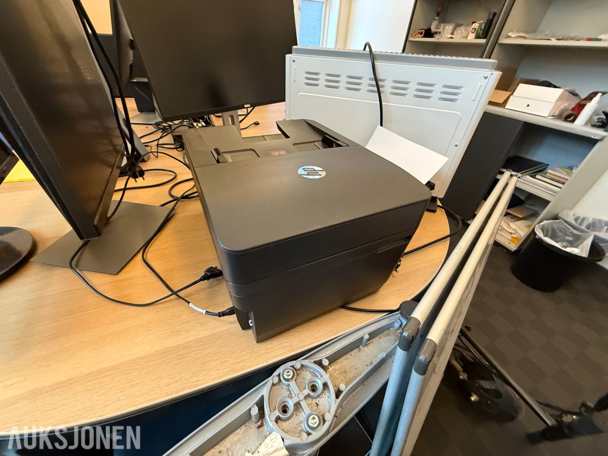 Kontorinnredning med Dell-skjermer, kontorstoler og diverse IT-utstyr