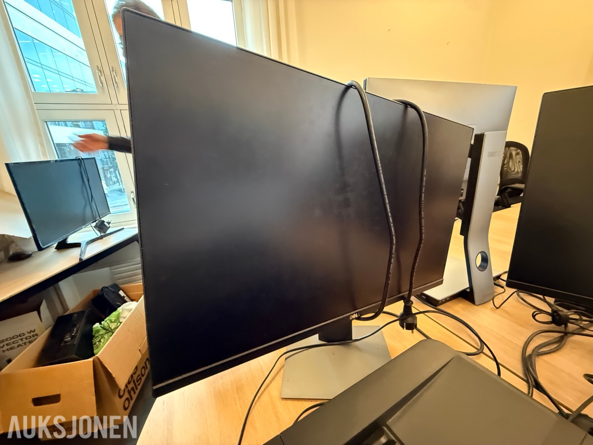 Kontorinnredning med Dell-skjermer, kontorstoler og diverse IT-utstyr