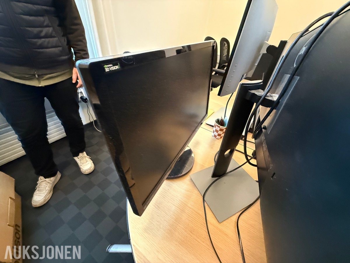 Kontorinnredning med Dell-skjermer, kontorstoler og diverse IT-utstyr