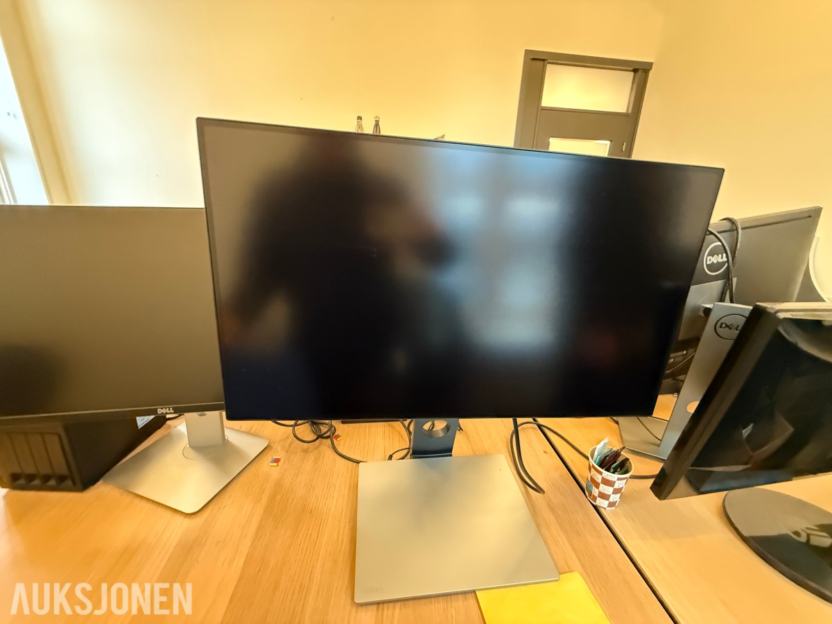 Kontorinnredning med Dell-skjermer, kontorstoler og diverse IT-utstyr