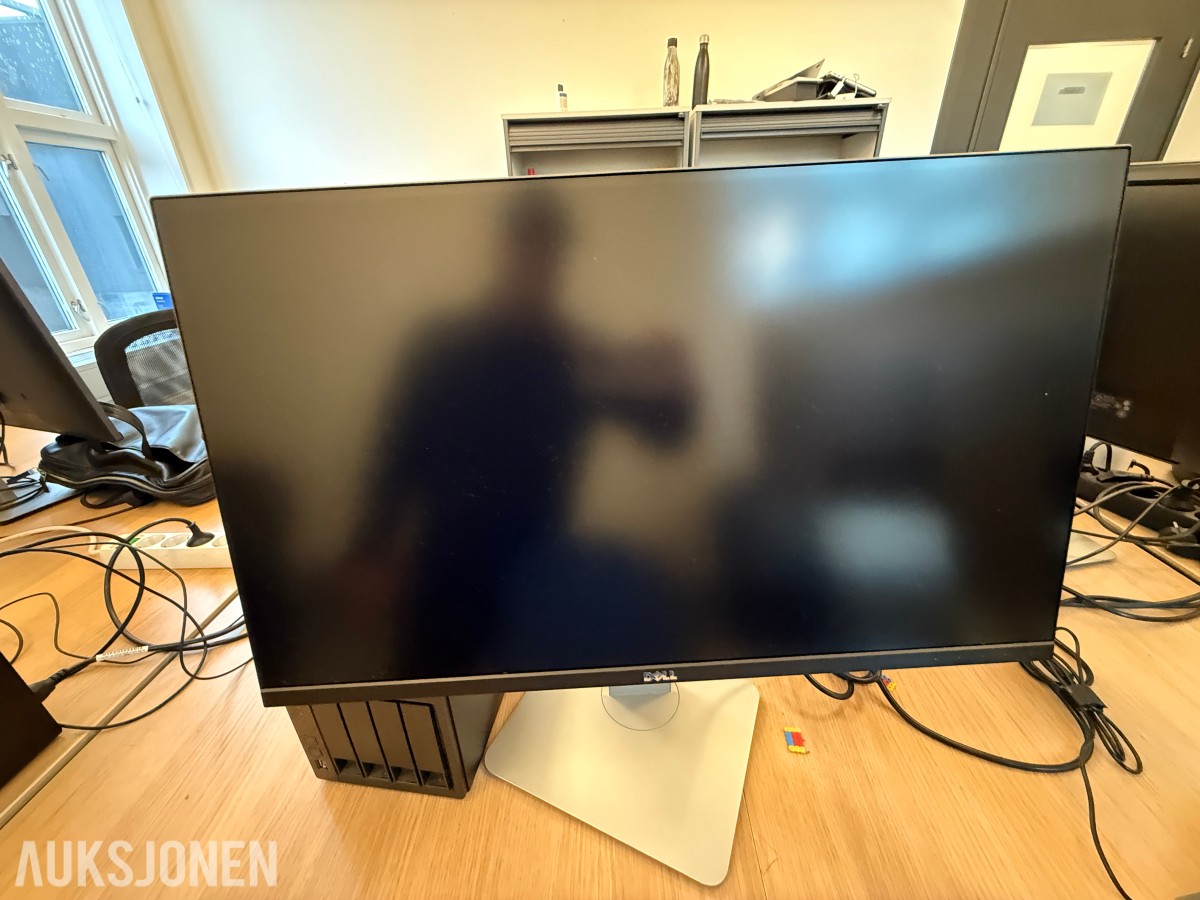 Kontorinnredning med Dell-skjermer, kontorstoler og diverse IT-utstyr