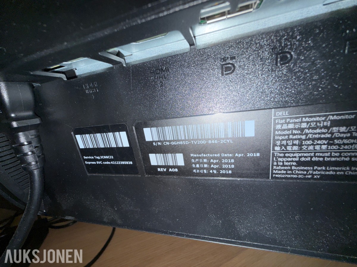 Kontorinnredning med Dell-skjermer, kontorstoler og diverse IT-utstyr