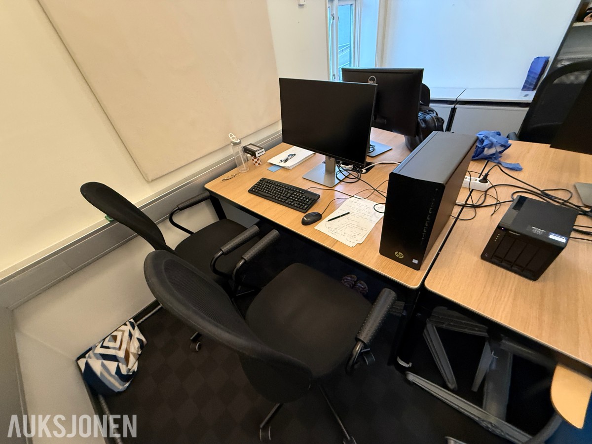 Kontorinnredning med Dell-skjermer, kontorstoler og diverse IT-utstyr