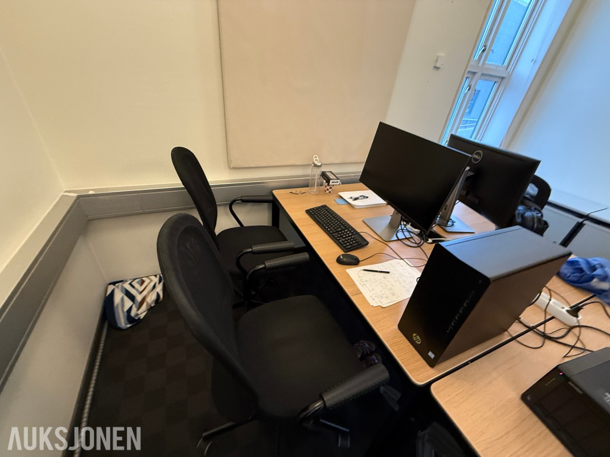 Kontorinnredning med Dell-skjermer, kontorstoler og diverse IT-utstyr