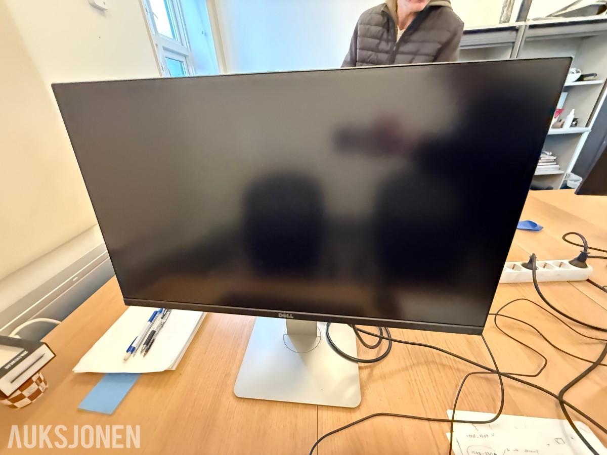 Kontorinnredning med Dell-skjermer, kontorstoler og diverse IT-utstyr