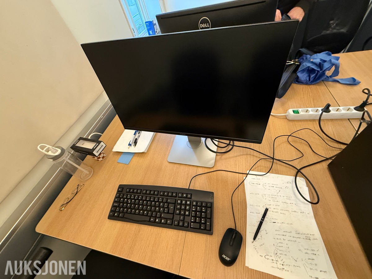 Kontorinnredning med Dell-skjermer, kontorstoler og diverse IT-utstyr