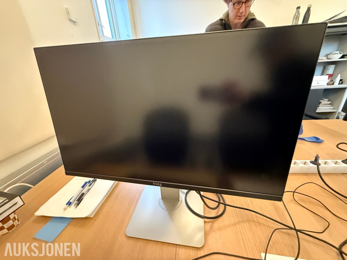 Kontorinnredning med Dell-skjermer, kontorstoler og diverse IT-utstyr