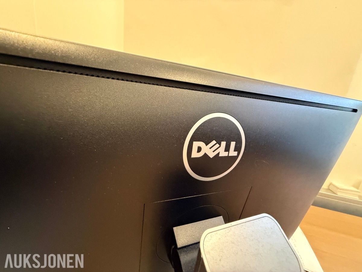 Kontorinnredning med Dell-skjermer, kontorstoler og diverse IT-utstyr