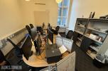 Kontorinnredning med Dell-skjermer, kontorstoler og diverse IT-utstyr