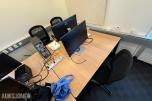 Kontorinnredning med Dell-skjermer, kontorstoler og diverse IT-utstyr