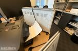 Kontorinnredning med Dell-skjermer, kontorstoler og diverse IT-utstyr