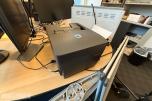 Kontorinnredning med Dell-skjermer, kontorstoler og diverse IT-utstyr