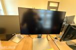 Kontorinnredning med Dell-skjermer, kontorstoler og diverse IT-utstyr
