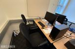 Kontorinnredning med Dell-skjermer, kontorstoler og diverse IT-utstyr