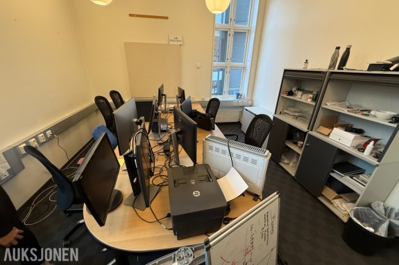 Kontorinnredning med Dell-skjermer, kontorstoler og diverse IT-utstyr