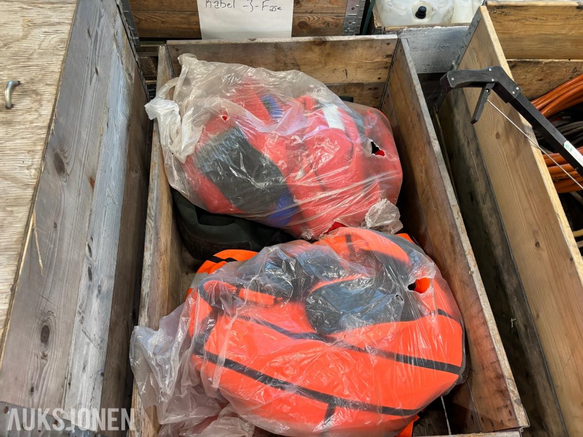Parti med 3 stk. overlevelsesdrakter og 1 stk. vadrebukse