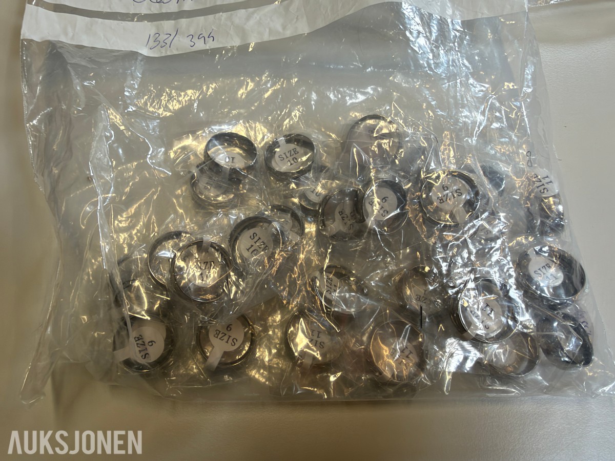 Ca 650 stk smykker - halskjeder, armbånd, ringer og øredobber