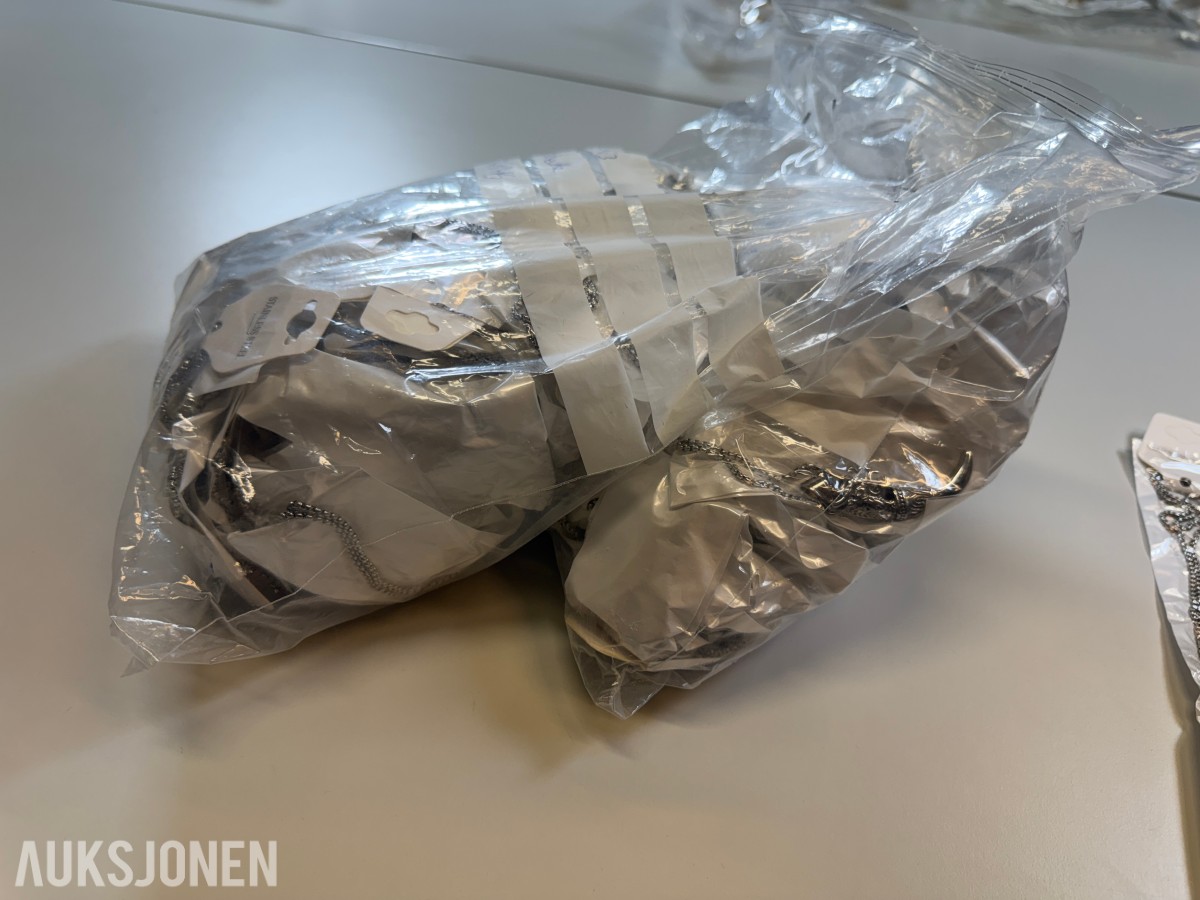 Ca 650 stk smykker - halskjeder, armbånd, ringer og øredobber
