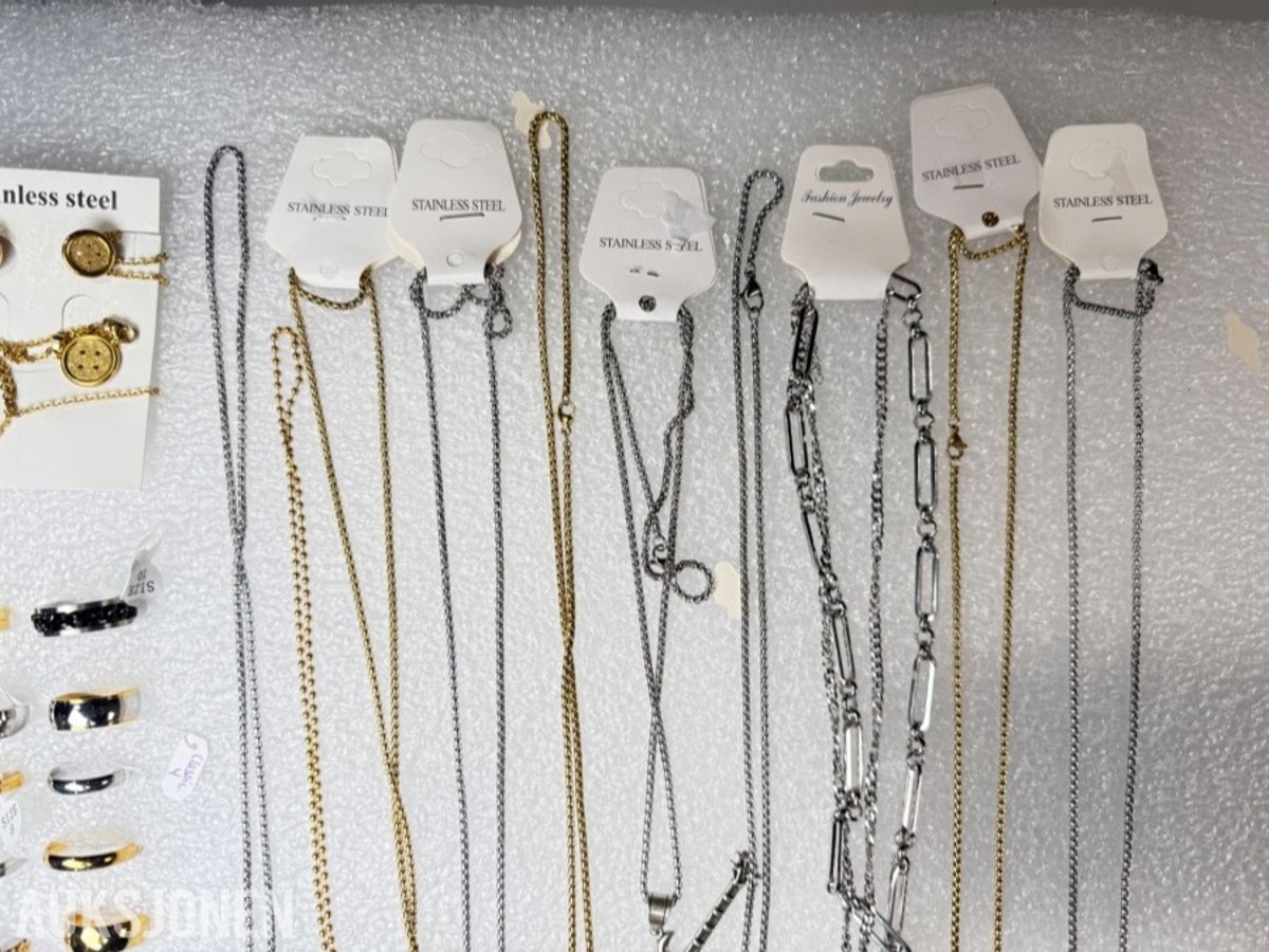 Ca 650 stk smykker - halskjeder, armbånd, ringer og øredobber