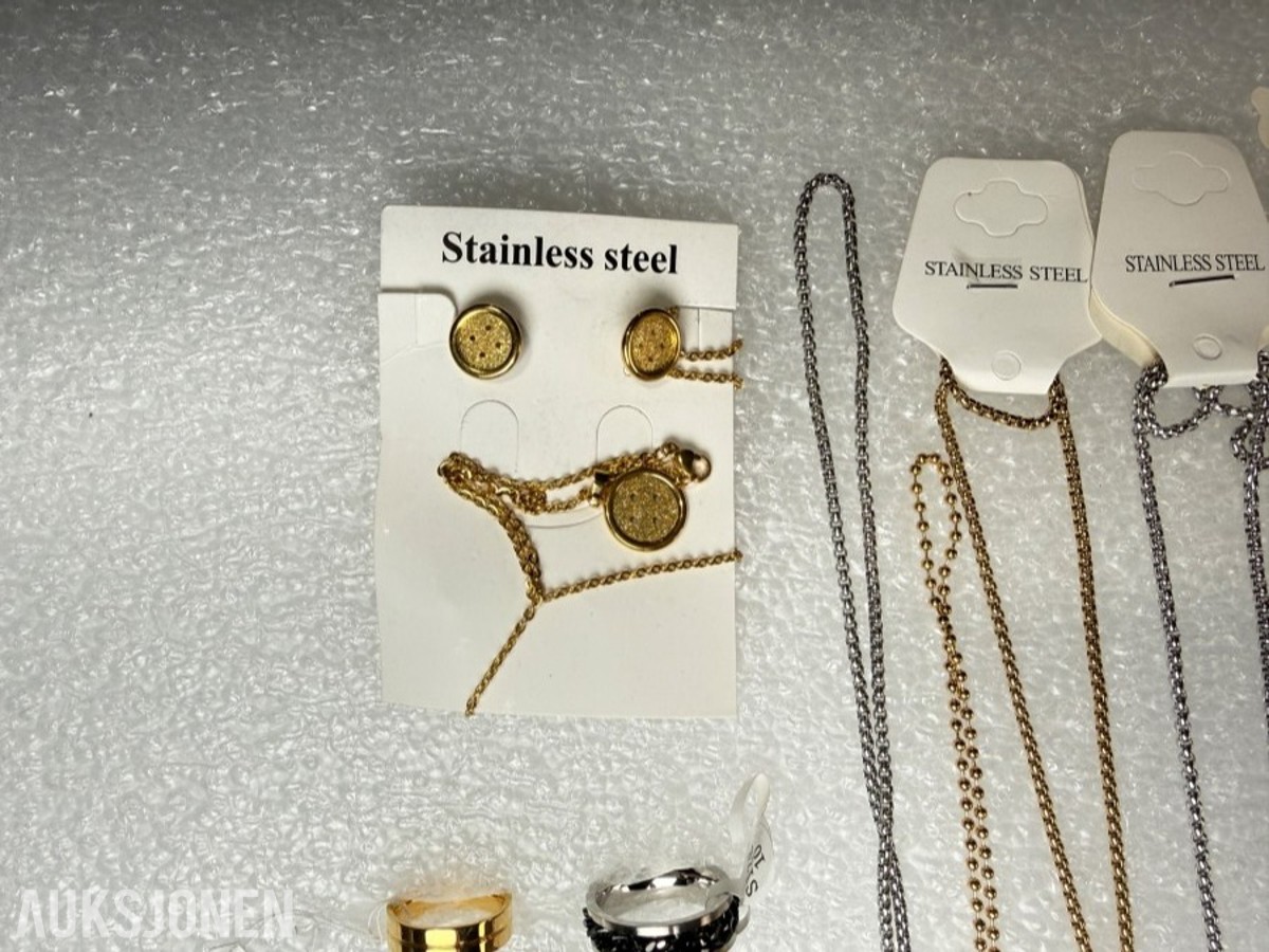 Ca 650 stk smykker - halskjeder, armbånd, ringer og øredobber